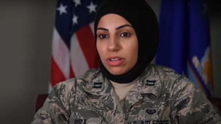 أول محجبة في سلاح الجو الأمريكي تساهم في تغيير السياسات الداخلية للجيش الأميركي
