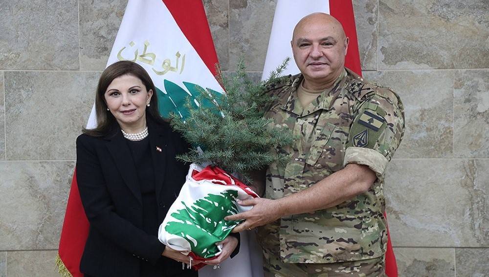 من استقبل قائد الجيش في اليرزة؟