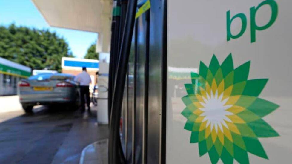 BP ترفع من توزيعاتها للأرباح وتؤكد إعادة شراء الأسهم بعد أرباح فصلية أفضل من المتوقع