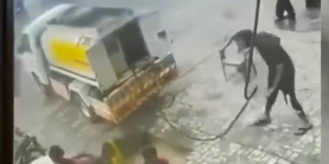 الأرض تنشق وتبتلع أشخاصا واحدا تلو الآخر !