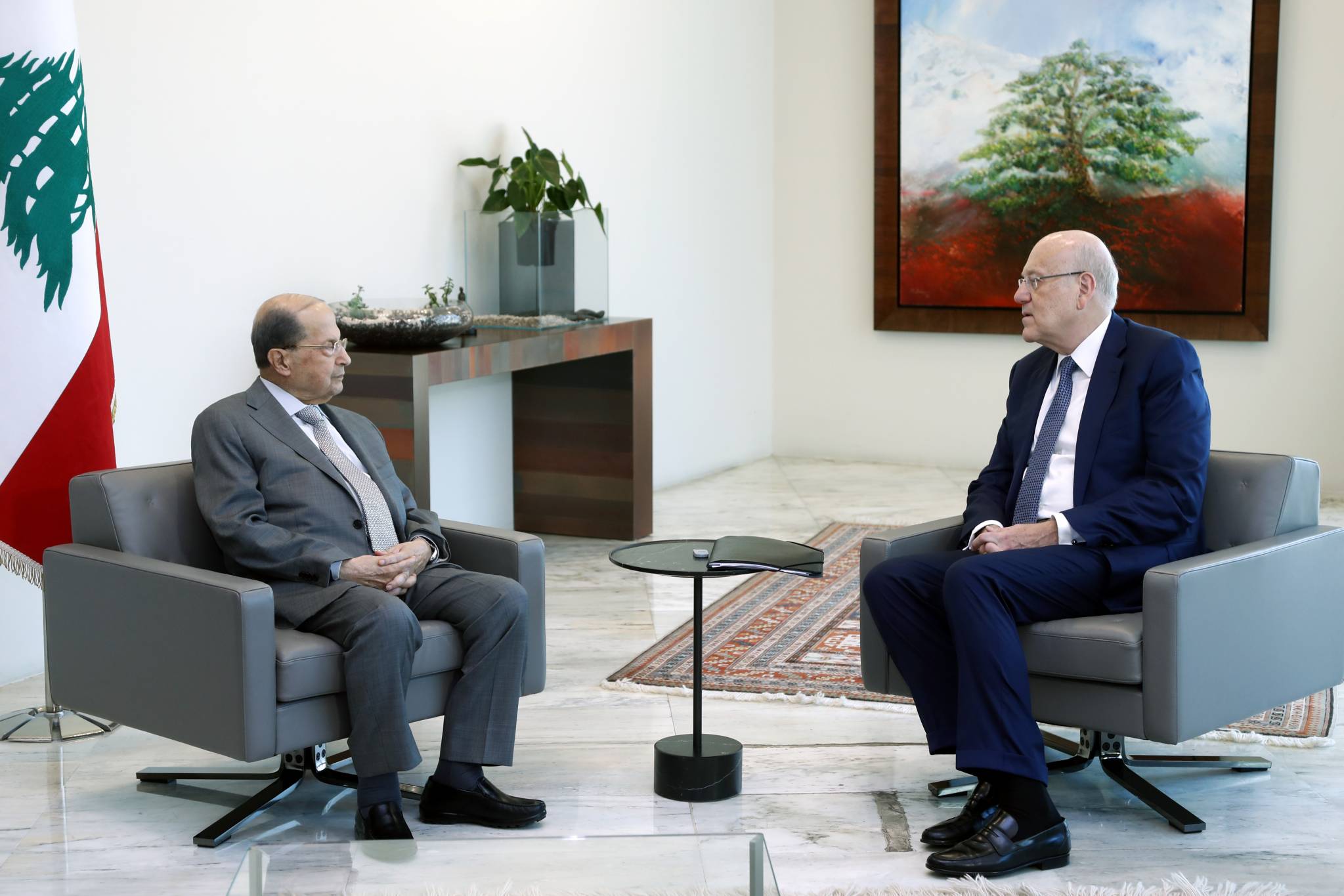 عون مُتمسّك بالمداورة وينطلق من الطائف والمبادرة الفرنسية... هل يسير ميقاتي على درب الحريري؟
لقاء الاثنين كان اللقاء الخامس... ومصادر ميقاتي: «المشهد سريالي ونستغرب»...!