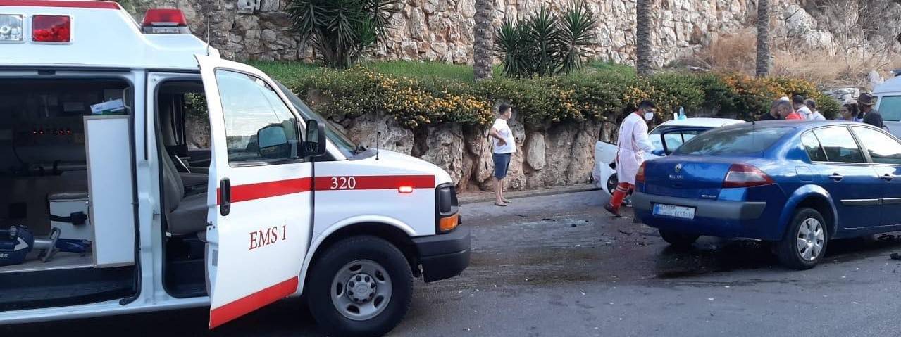 اصابة شخصين بحادث سير على طريق حبوب