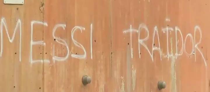 "ميسي خائن" على جدران ملعب "كامب نو"