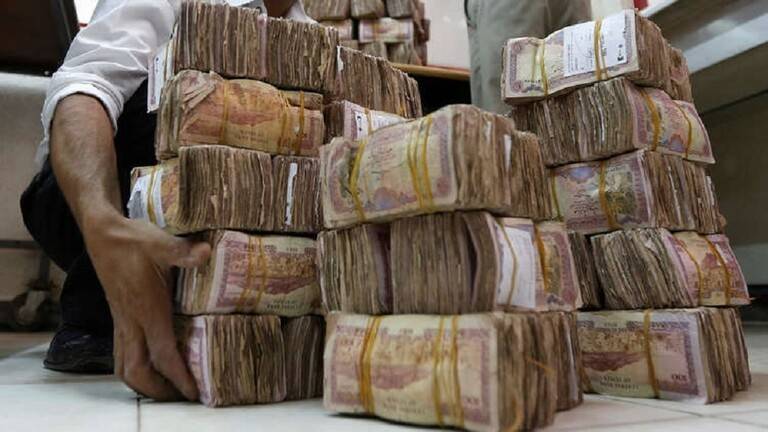 الريال اليمني يهوي إلى مستويات قياسية