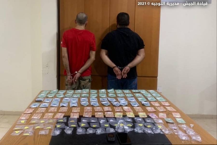 الجيش يوقف شخصين لقيامهما بترويج المخدرات