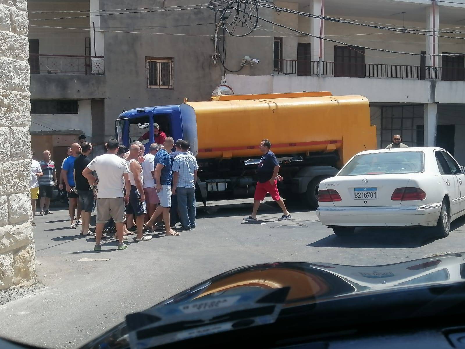 شبان من كفرحزير اعترضوا صهريج مازوت