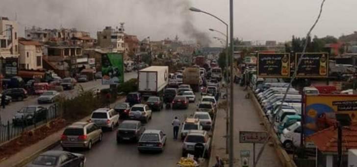 محتجون على الاوضاع أقفلوا طريقي المطار القديمة والرحاب
