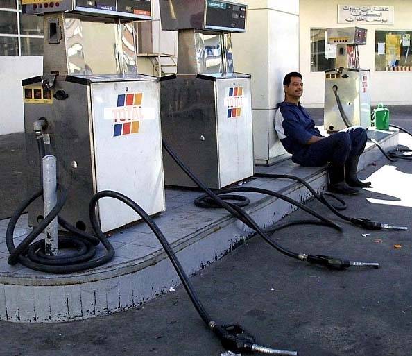 اقفال محطات واعتراض صهاريج وعكار غارقة في العتمة: اين النواب؟