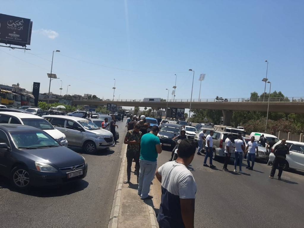 قطع طريقي الهلالية والأولي في صيدا بالسيارات احتجاجا على رفع الدعم