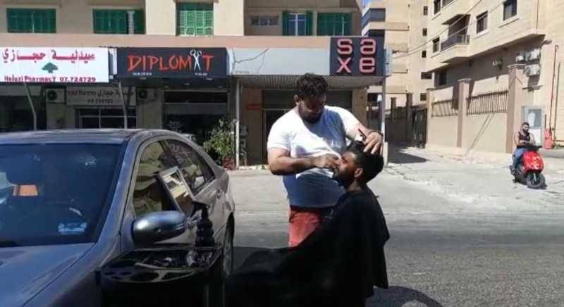 نفاد المازوت ينقل عمل الحلاقين إلى الشوارع!