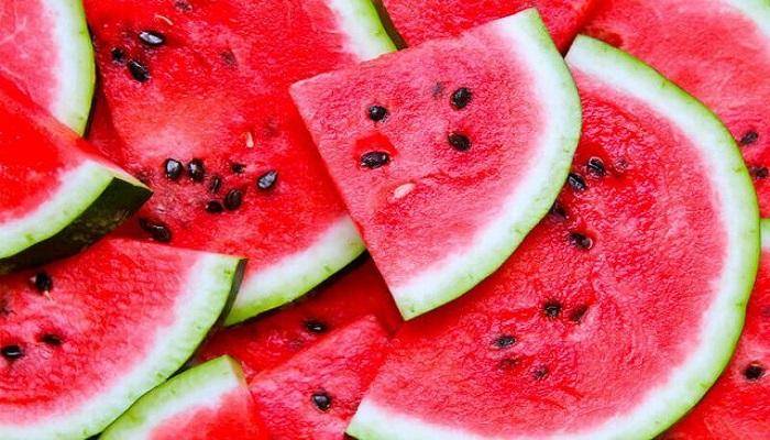 خبيرة تغذية تحذر من تناول البطيخ مع البذور