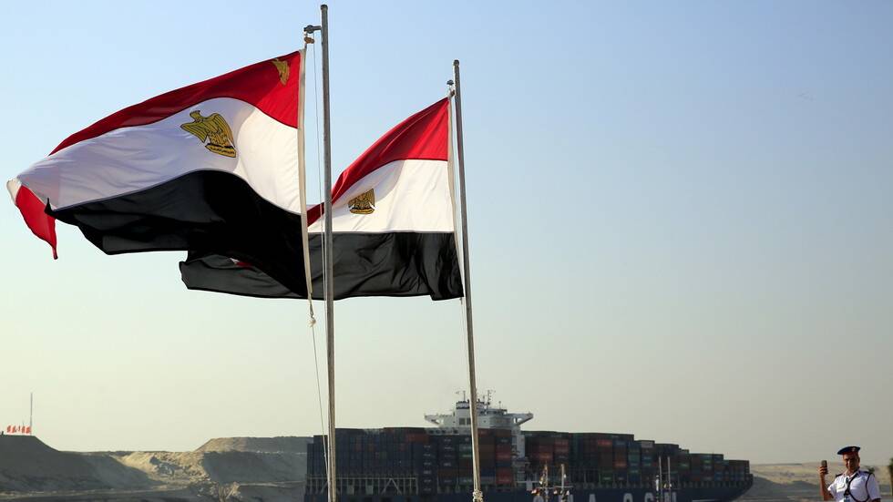 كم ستدر قناة السويس في العام المالي الحالي؟