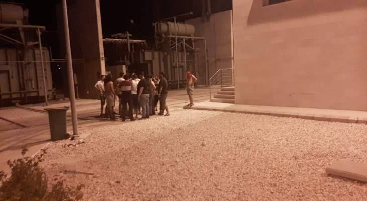 شبان غاضبون يقتحمون محطة تحويل الكهرباء في عبرا