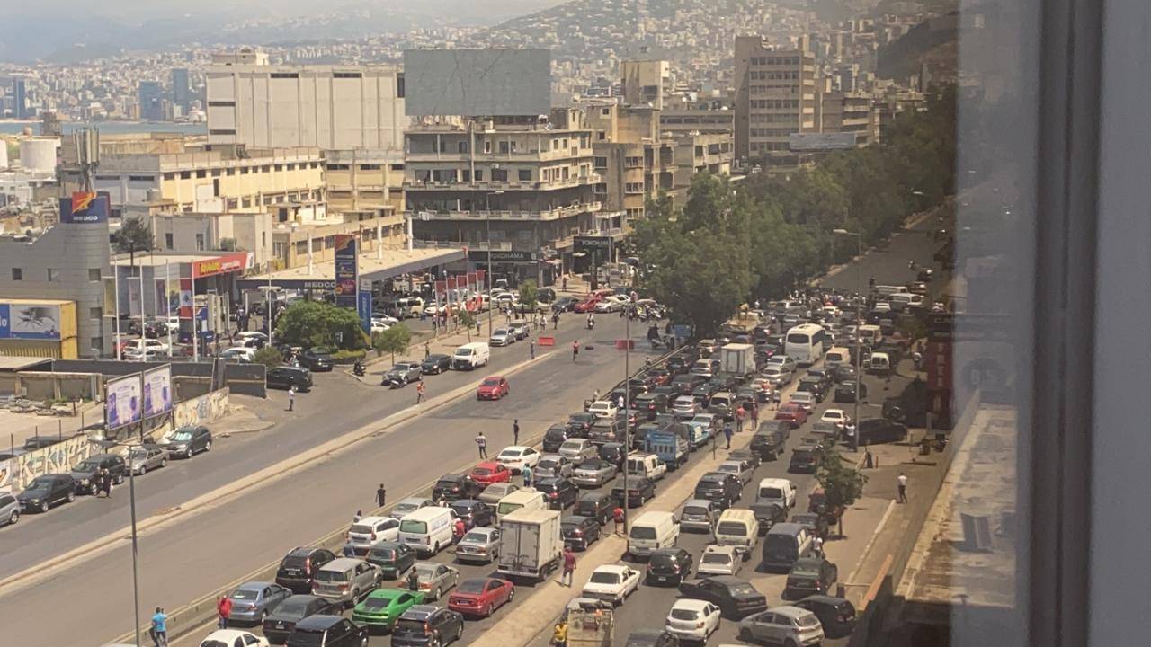 إعادة فتح اوتوستراد الدورة في الاتجاهين