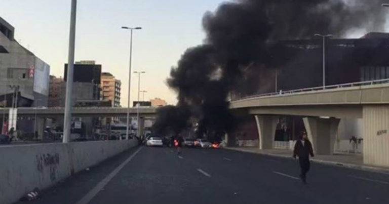 محتجون أقفلوا جزئياً اوتوستراد جل الديب