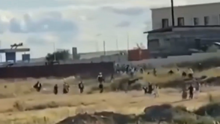 شاهدوا.. هروب جماعي من مطعم بعد حضور المفتشين الصحيين