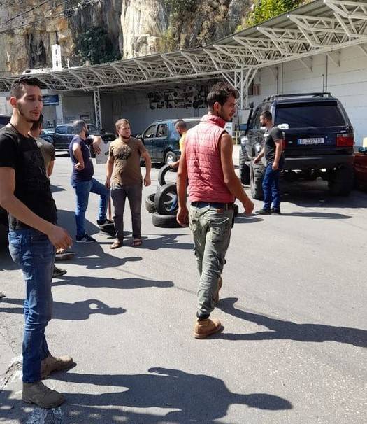 مواطنون قطعوا طريق سير الضنية إحتجاجا على إقفال محطة محروقات