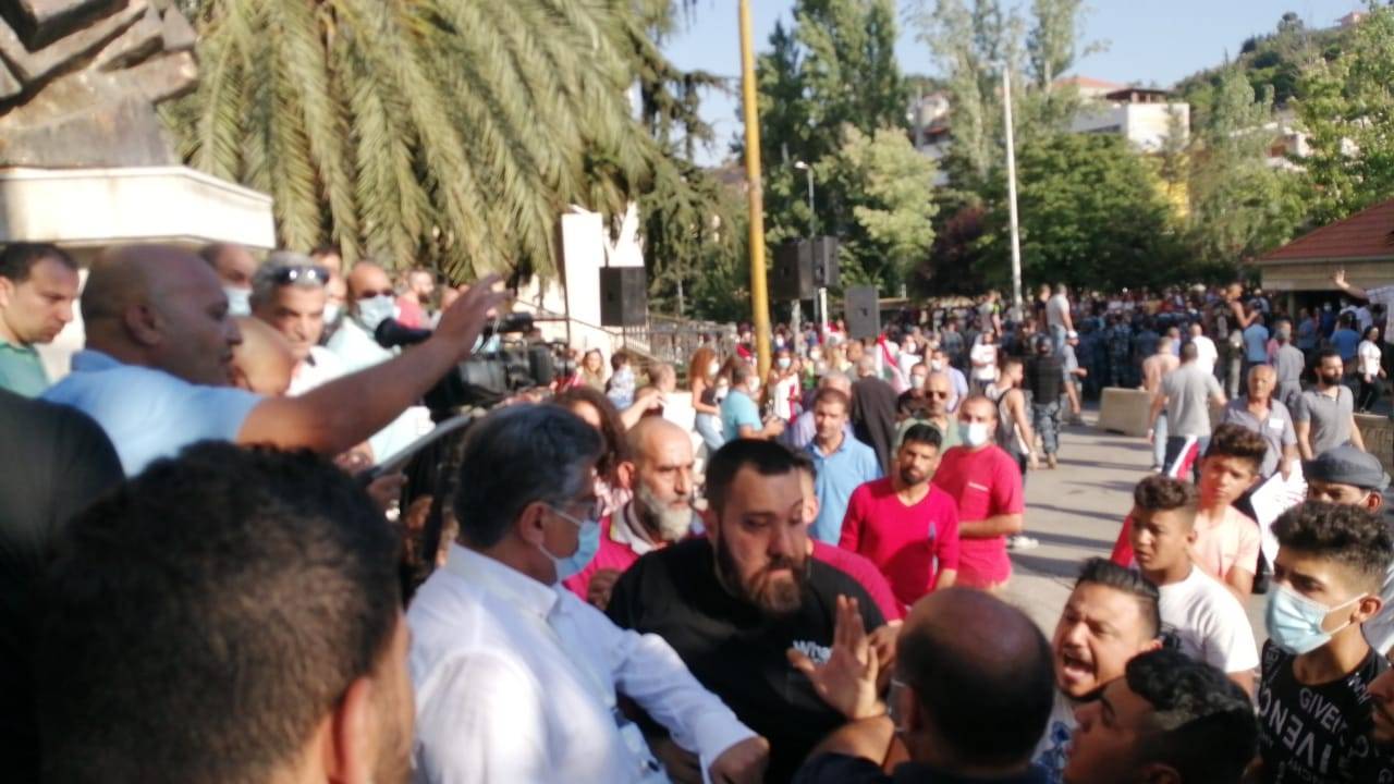 عون شارك في الوقفة أمام سرايا زحلة رغم اعتراض البعض