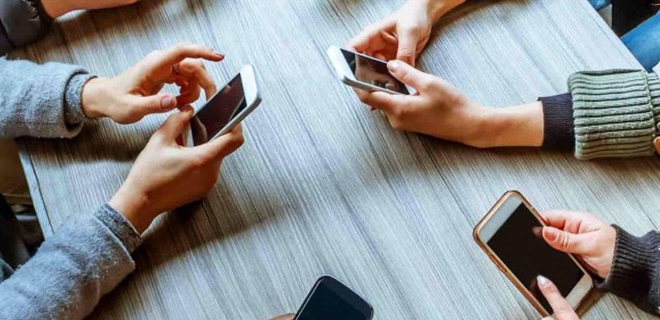تصفح هاتفك خلال وجود أصدقائك يشير إلى مشكلة صحية خطيرة