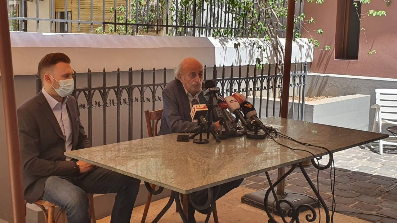 انسحاب جنبلاط من الوساطة في «حادثة الكمين» مُؤشر سلبي
عشائر خلدة تُصعّد: كل مطلوب مُقابله مطلوب... واهالي الضحايا لن يسكتوا!
