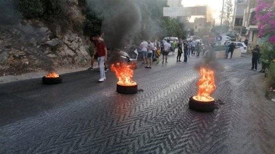 أهالي كفرشيما قطعوا الطرق الداخلية احتجاجا على التقنين