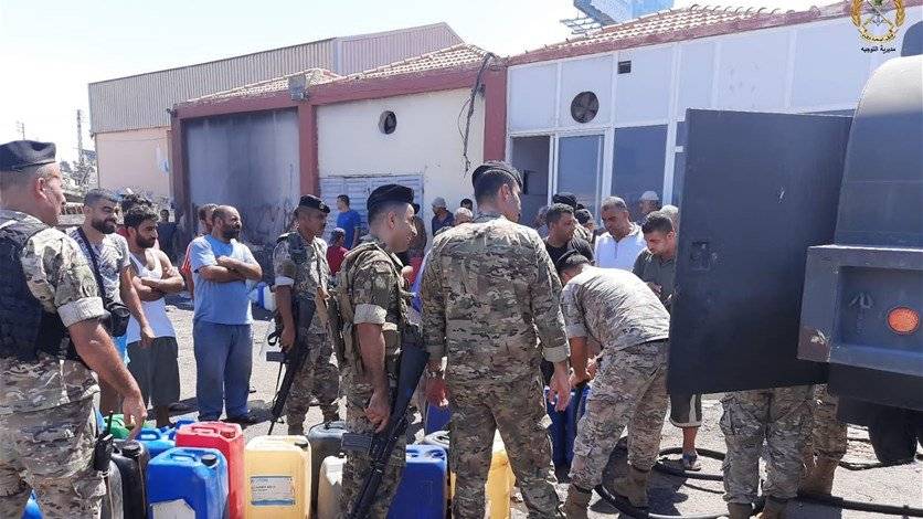 الجيش يوزع ٤٠٠٠ ليتر من المحروقات على صيادين
