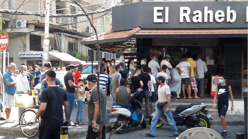 بالصور... طوابير على أفران سن الفيل والنبعة