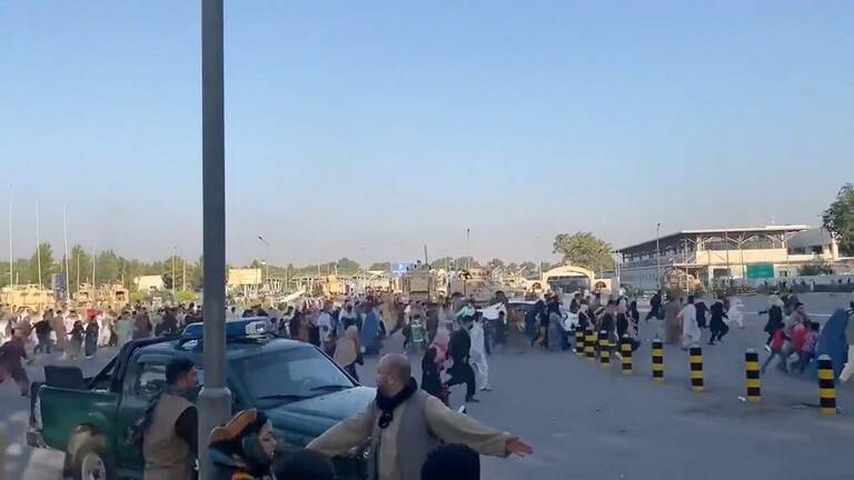 شهود عيان: مقتل 5 أشخاص على الأقل في مطار كابل أثناء الفوضى