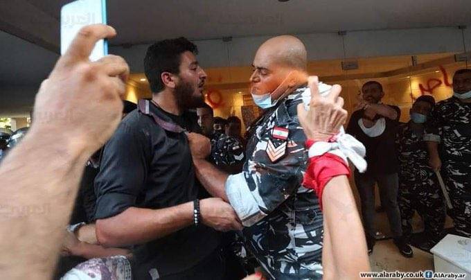 بالفيديو.. عائلة وليام نون تقطع طريق جبيل احتجاجاً على توقيفه
