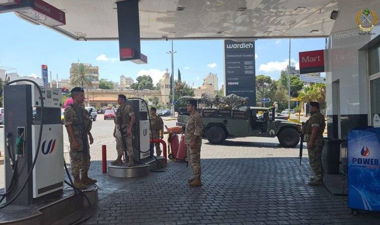 الجيش يوزع البنزين مجاناً في القبة
