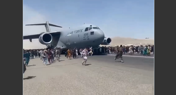 فيديو.. مواطنون أفغان يتشبّثون بعجلات طائرة للفرار من البلاد