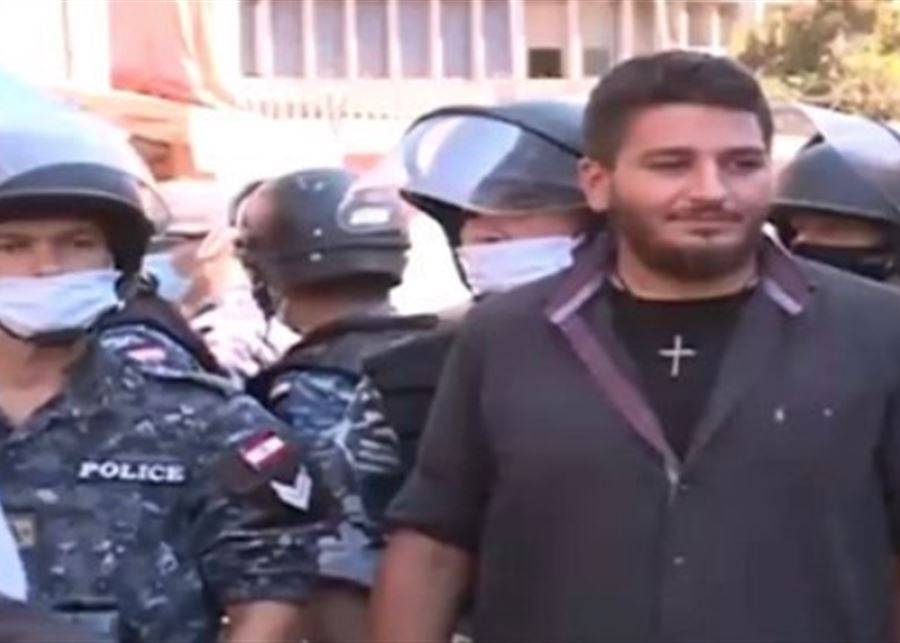 تجمع لأهالي شهداء المرفأ أمام مقر شعبة المعلومات في الأشرفية
