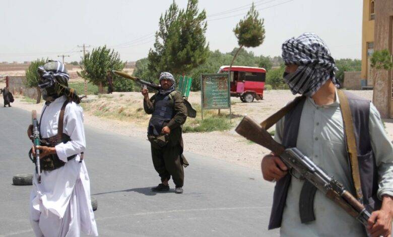 صحفي يتهم طالبان بإعدام 4 قادة أفغان ميدانياً
