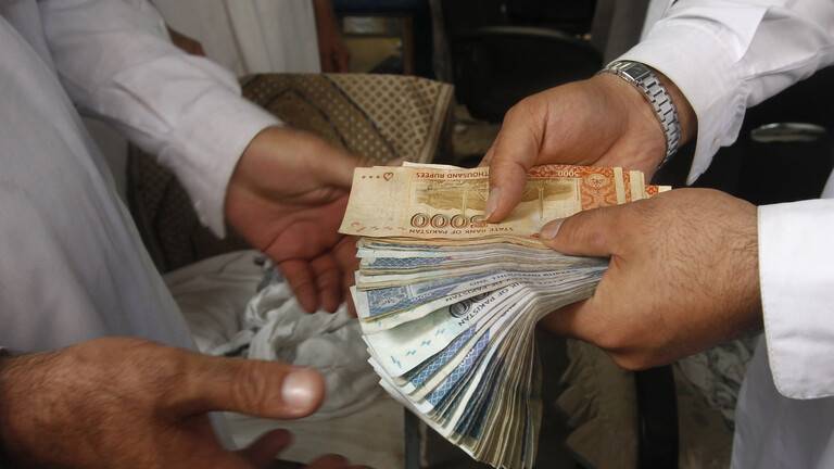 رئيس البنك المركزي الأفغاني يفرّ من كابل