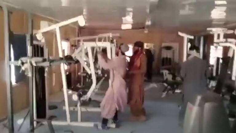 مسلحو "طالبان" يمارسون الرياضة في قاعة جيم