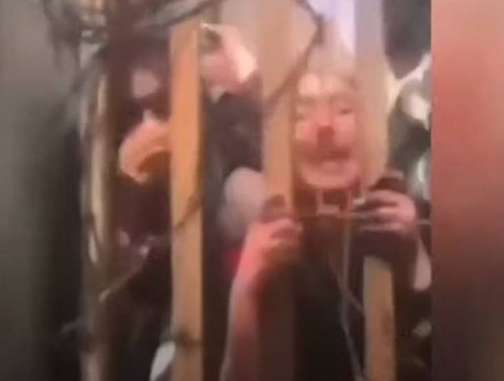 مشاهد صادمة..أفغانيات يطلبن مساعدة الجيش الأميركي في مطار كابل