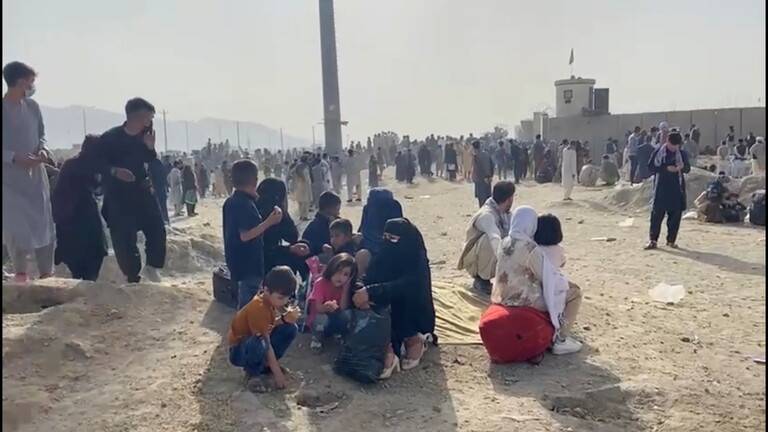 "طالبان" تدعو المواطنين الأفغان إلى مغادرة مطار كابول