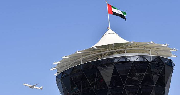 أبو ظبي تستقبل أول طائرة تحمل فرنسيين  بعد إجلائهم من أفغانستان