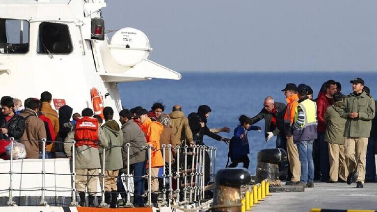 خفر السواحل التركي ينقذ 18 طالب لجوء من الغرق