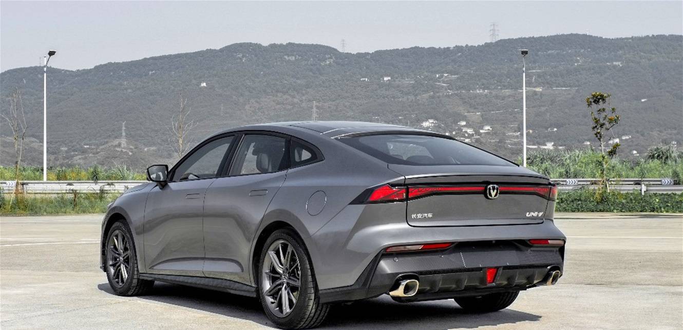 سيارة "سيدان" من أبرز المنافسات لـ"audi A8"... شاهدوا الفيديو