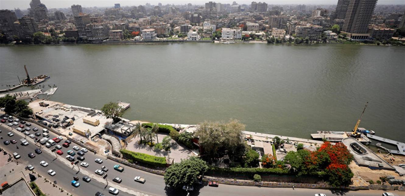 لن تتوقعوا! مشهد غريب جدًّا في الشارع يثير الجدل (صورة)