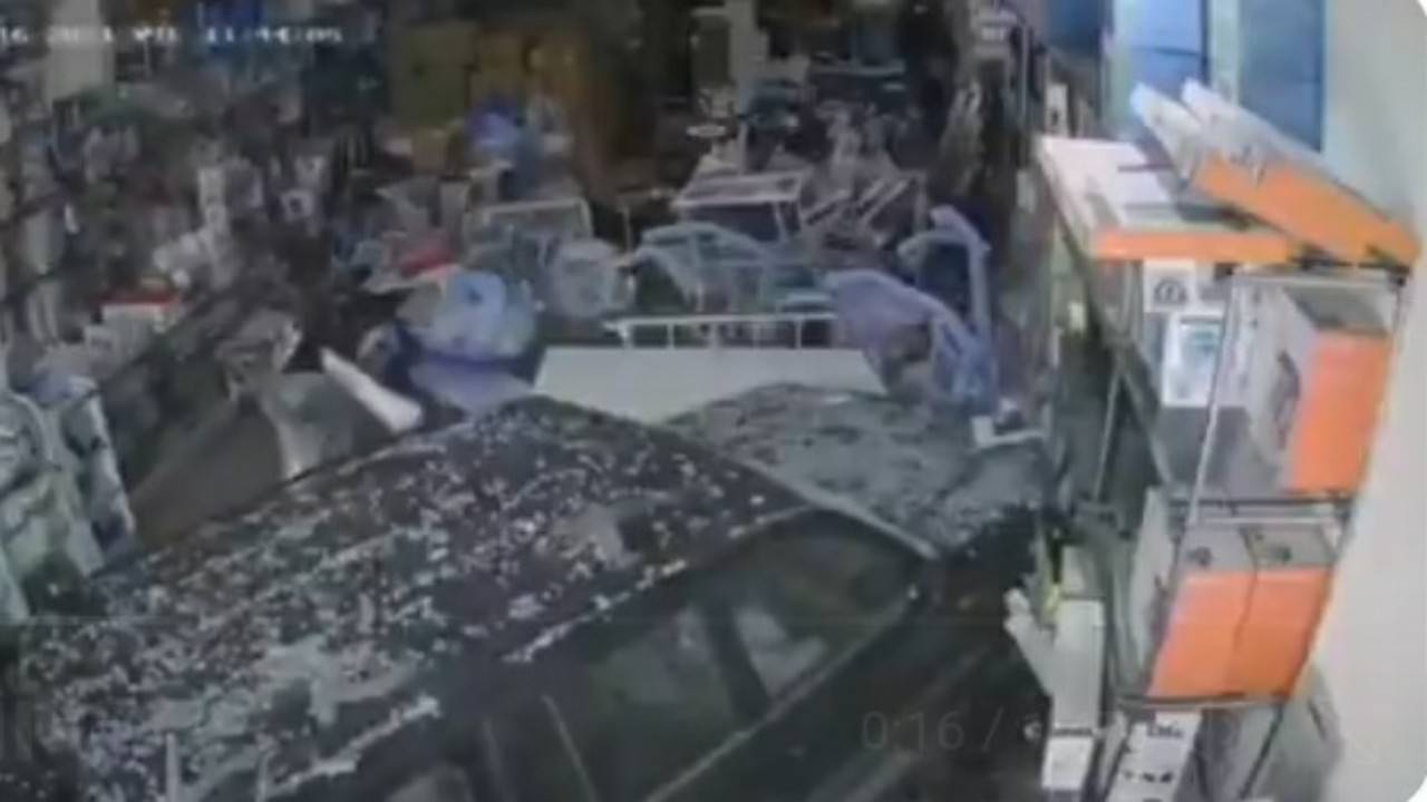 سيدة تقتحم محل أدوات طبية بالسيارة أثناء تعليمها القيادة