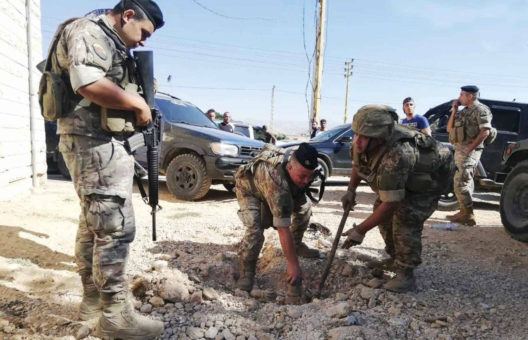 حزب الله يمهل حتى السبت لتشكيل حكومة والا البواخر الايرانية على الشواطىء اللبنانية!
كرة التأليف في ملعب «الثنائي» بري ــ الحريري وساعات حاسمة
حلحلة مؤقتة بملف المحروقات.. سلامة يعود للتسعير على ٣٩٠٠