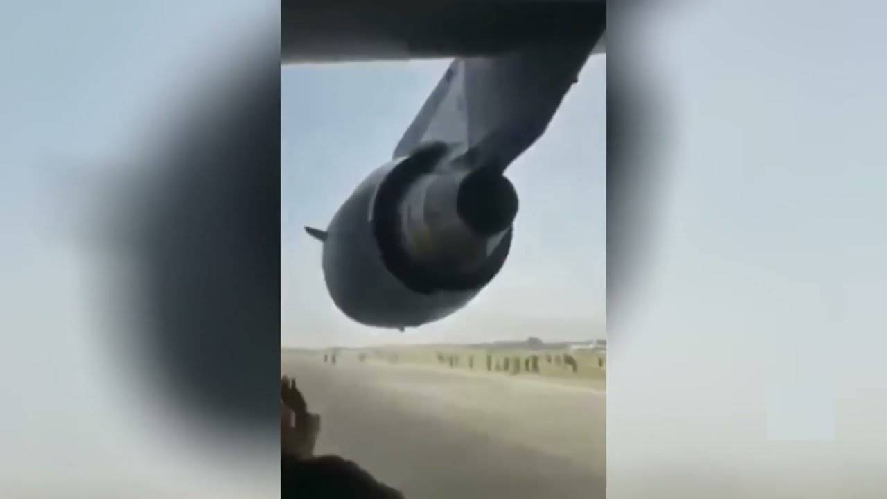 لقطات لأحد الأفغان أثناء "رحلته على عجلة" طائرة عسكرية أميركية