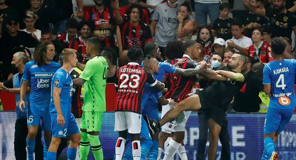 بالفيديو... الشغب يعطل مباراة نيس ومرسيليا