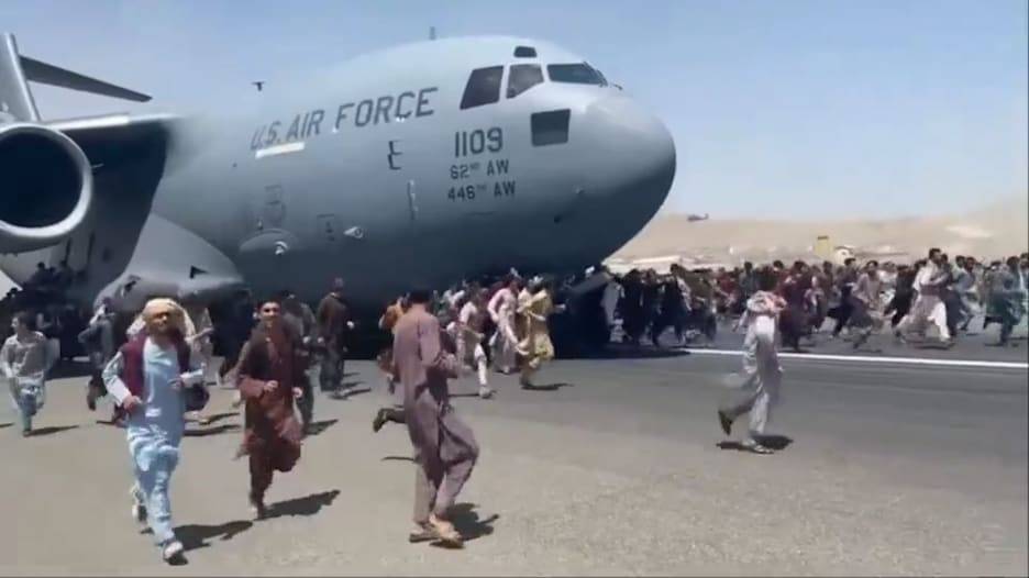 شاهد الوضع حول مطار كابل.. الفوضى مستمرة