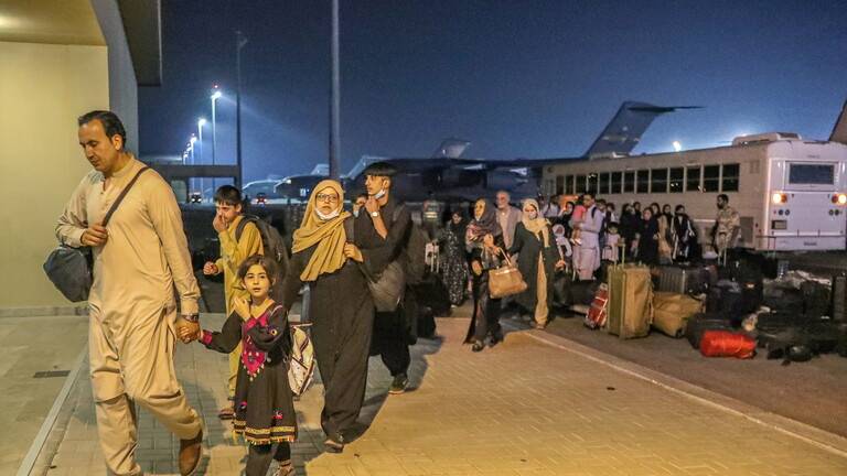 أفغان يتحدثون عن الغموض بعد إجلائهم إلى قطر