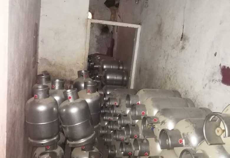 ضبط 400 قارورة غاز في محطة وبيعها بالسعر الرسمي