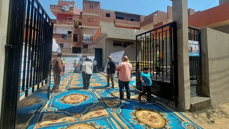 سجادة زرقاء تثير غضب وزير الإسكان المصري...