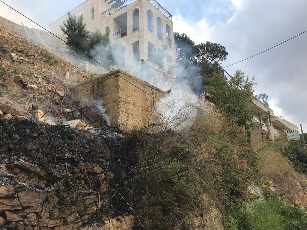 إهماد حريق أعشاب في دير القمر